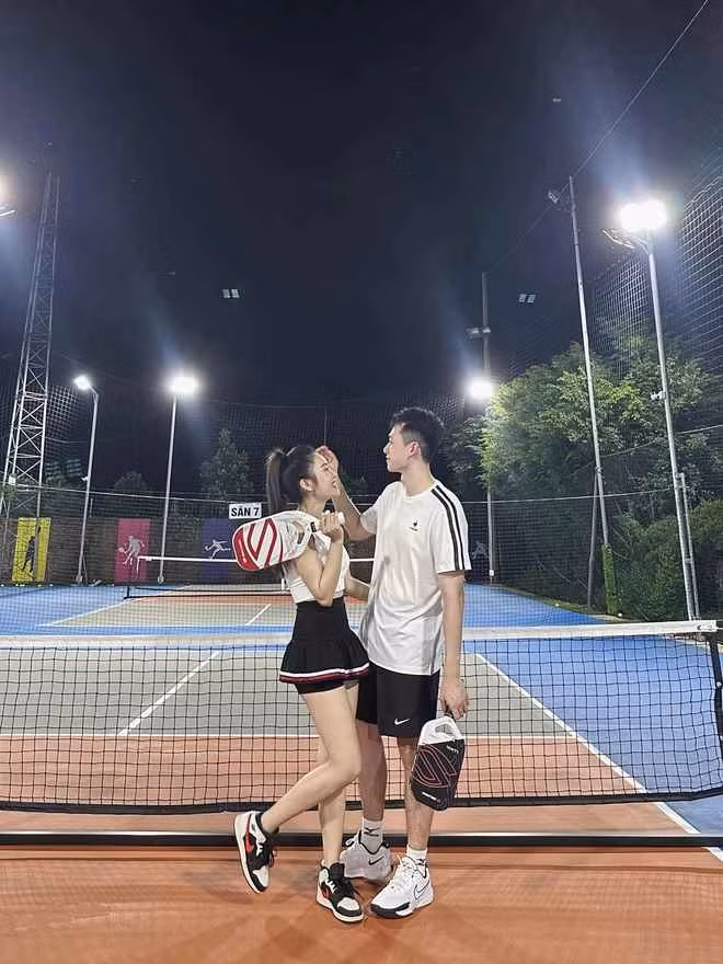 "Bé mặc gì thì anh mặc đó. Em có mệt không? Em có nóng không? Em có khát nước không? Em có đói không?,... Ngày nào anh ấy cũng hỏi mấy lần mặc dù câu trả lời anh ấy nhận được luôn là 'Em không ạ'", cô gái chia sẻ trên MXH.