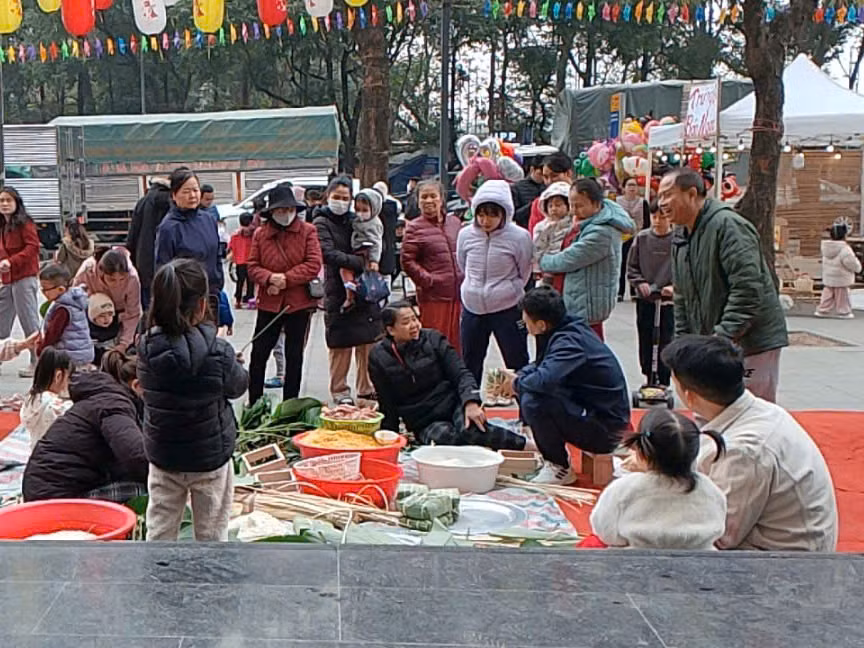 Những ngày cận Tết ra đường, không khó để thấy hình ảnh những nồi bánh chưng bốc khói nghi ngút. Mùi lá dong quyện với mùi khói củi khiến không khí Tết càng thêm ấm áp.