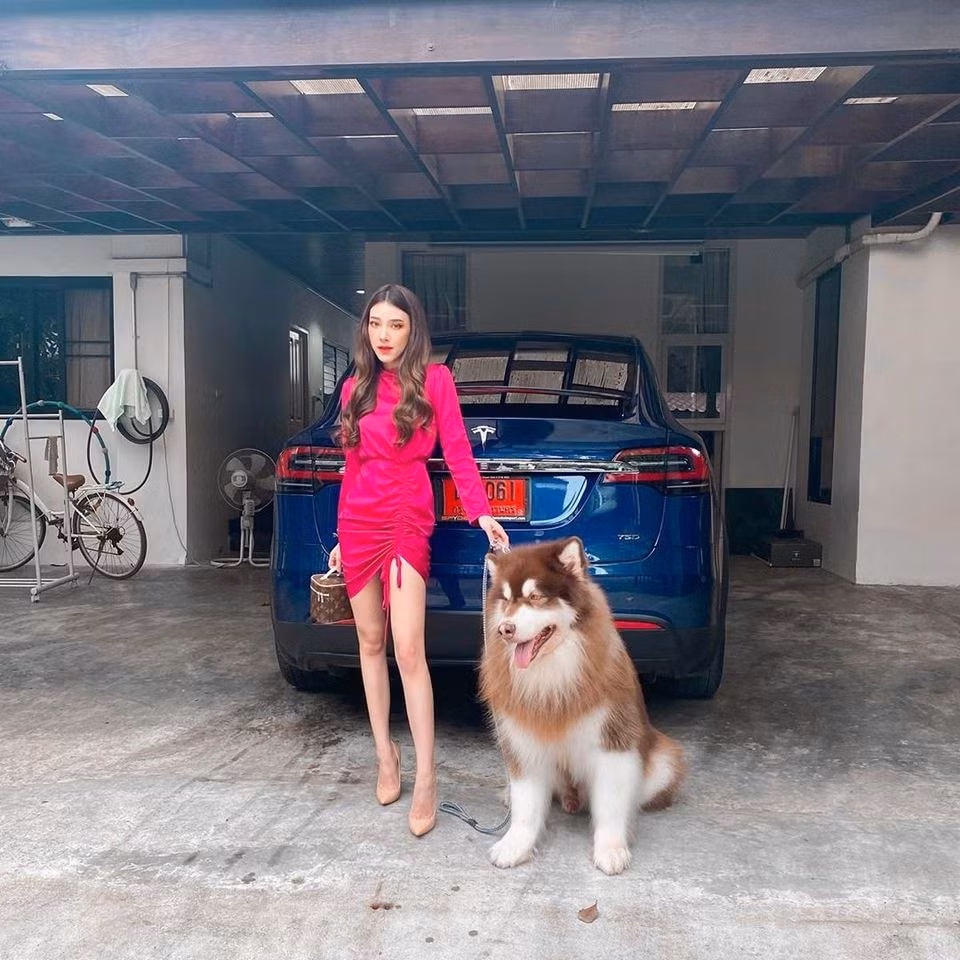 Hot girl 8X tiết lộ trong số bộ sưu tập xe hơi của mình có rất nhiều siêu xe. Và cái đắt nhất cũng lên tới 200 tỷ đồng.
