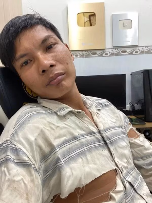 Ngoài ra, trong video được đăng tải, Lộc Fuho cũng giới thiệu tới người hâm mộ cận cảnh những những vật dụng để thực hiện công trình như khung mái, giàn giáo thi công, sắt thép, cát, gạch,... Anh cho biết thêm, công ty của mình đang tiến hành làm kho.