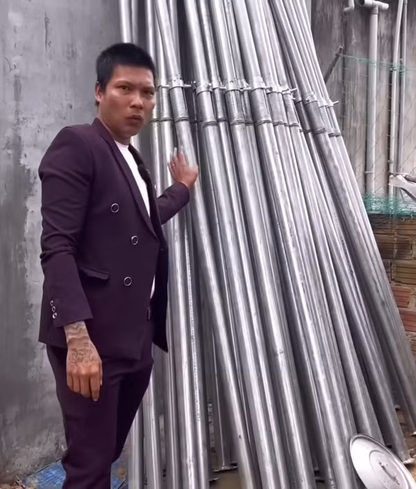 Cụ thể, mới đây, YouTuber Lộc Fuho đã đăng tải một video trên kênh của mình với tựa đề "Lộc Fuho bức xúc khi bị hàng xóm chê không biết làm mà mở công ty".