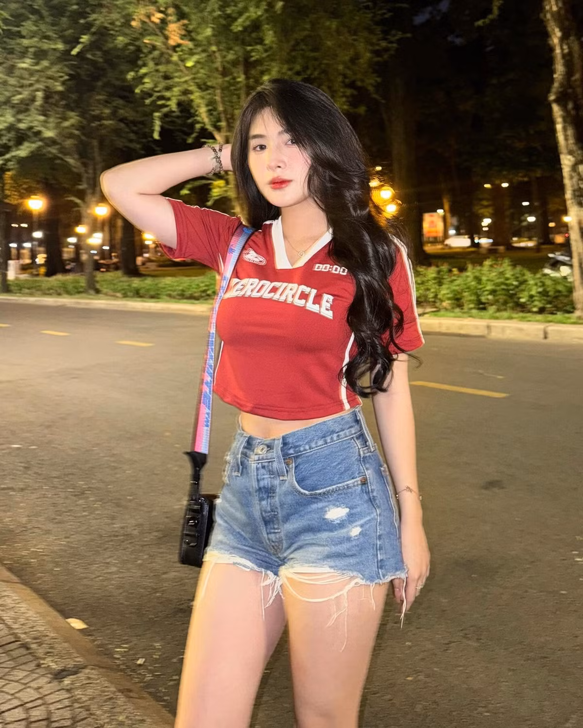 Đồng thời, qua những bức ảnh này, Quỳnh Alee cũng thể hiện được khía cạnh sáng tạo và tính cách năng động, táo bạo của mình.