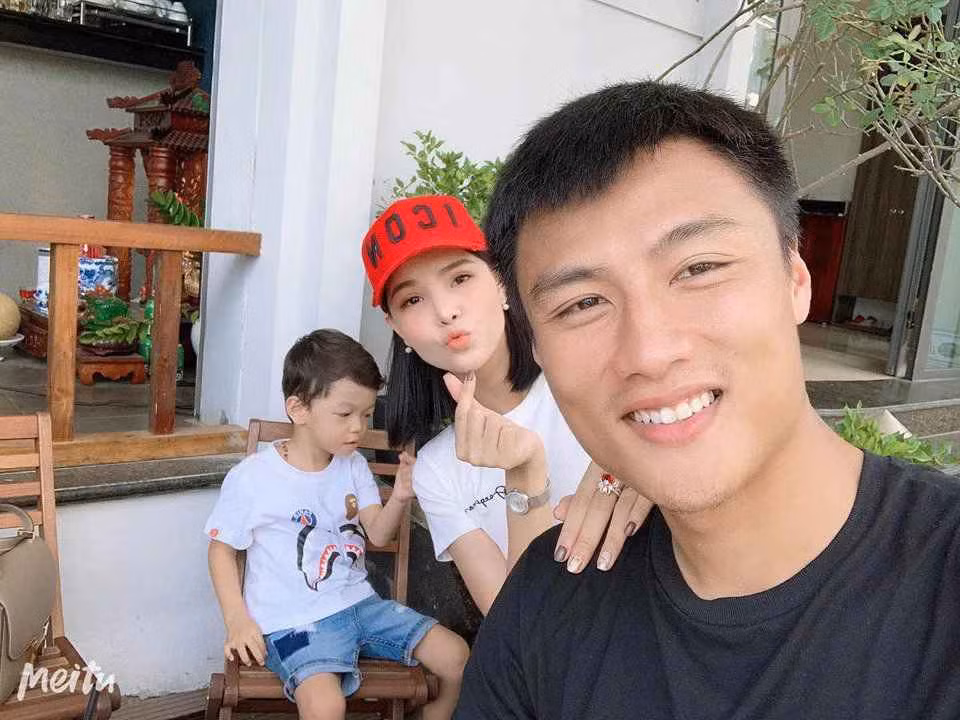 Trước lúc về quê, Kỳ Hân và Mạc Hồng Quân còn cùng đi ăn và cafe. Ông xã đang không phải thi đấu, có thể về nhà chăm sóc con phần nào giúp nàng WAG yên tâm hơn.