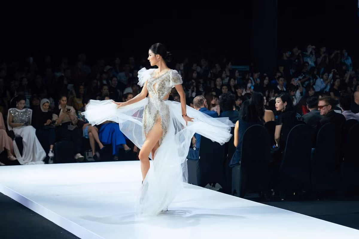 Sau mấy năm rời xa showbiz để chăm sóc Mạc Hồng Quân và hai con trai, lần trở lại này, Kỳ Hân tự hỏi: "Liệu rằng hào quang có quay trở lại với em?".