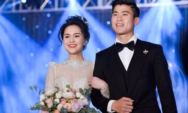 Quỳnh Anh – Duy Mạnh vốn nổi tiếng là cặp đôi cực tình cảm, không ngần ngại công khai những bức hình, status mùi mẫn dành cho đối phương trên mạng xã hội. Cô nàng là con gái của cựu Chủ tịch CLB Sài Gòn FC - ông Nguyễn Giang Đông, đồng thời là em vợ tiền vệ Văn Quyết.