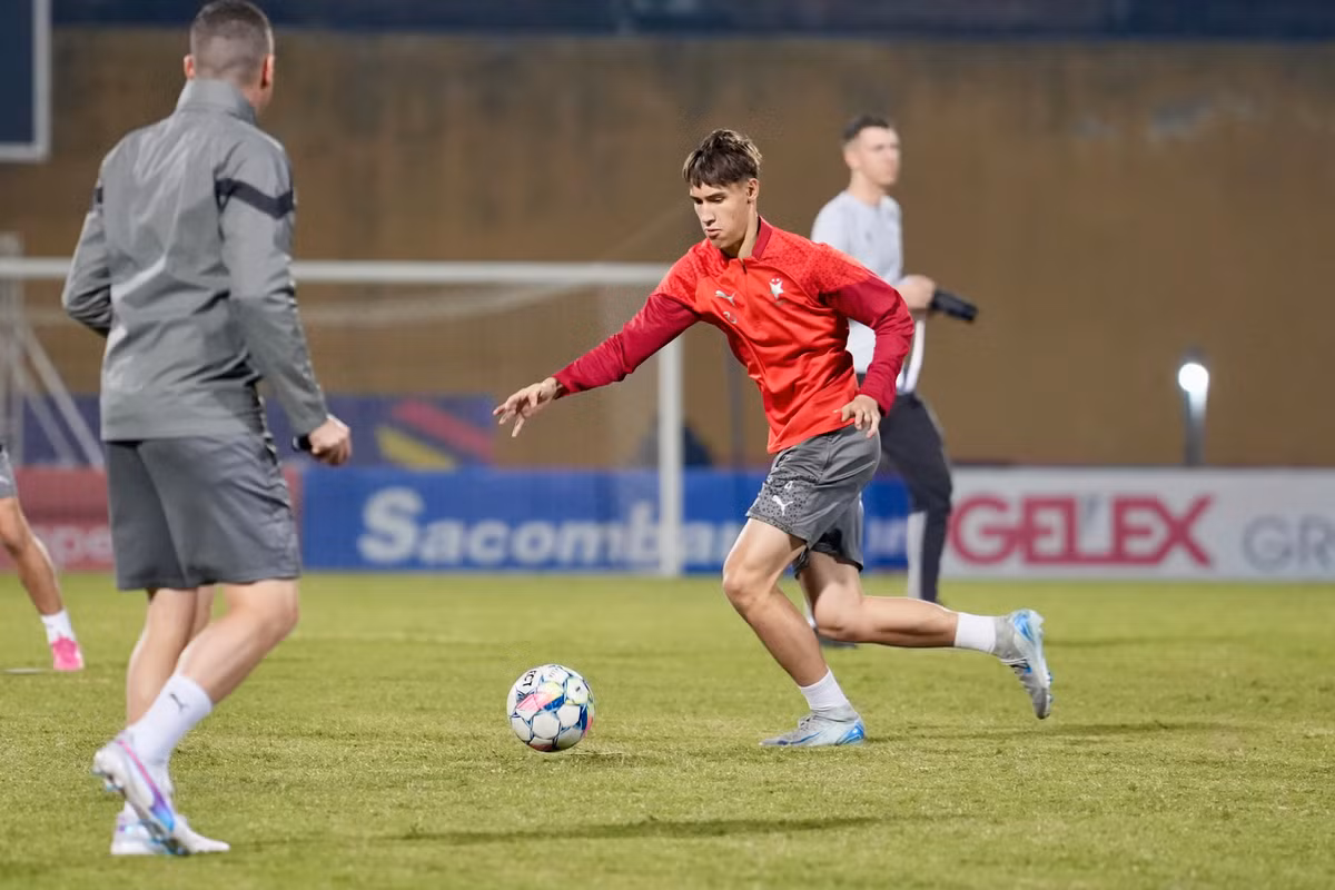Theo kế hoạch, SK Slavia Praha sẽ có một buổi tập nữa vào lúc 18h ngày 17/12.