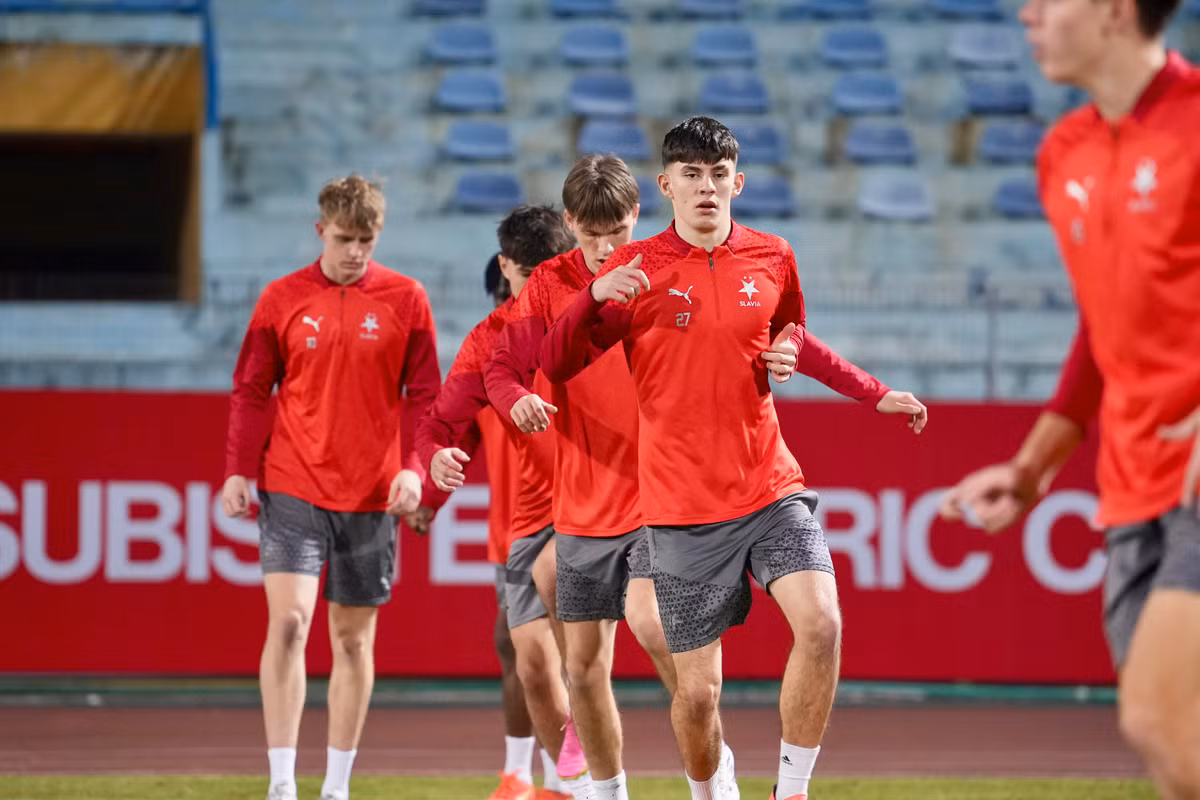 Việc sớm làm quen mặt sân giúp các cầu thủ SK Slavia Praha có sự thích nghi tốt nhất với điều kiện thời tiết và cơ sở vật chất trước khi trận đấu chính thức diễn ra.