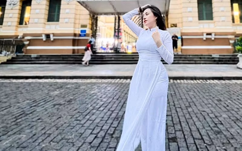 Khoảnh khắc hot girl bà Tưng thả dáng với áo dài thướt tha được người qua đường chú ý. Đây là tà áo dài trắng đồng phục mà bao thế hệ nữ sinh của Việt Nam đều quen thuộc.