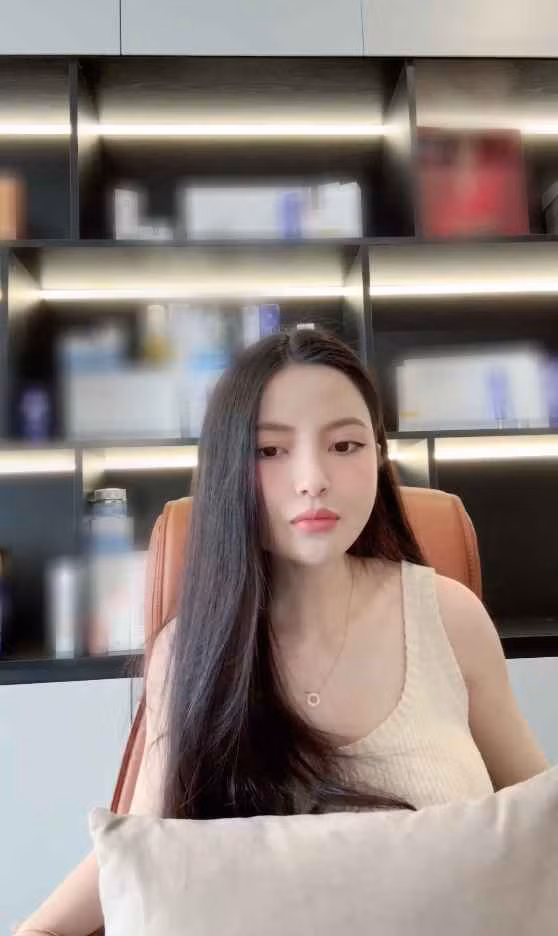 Cụ thể, phía studio cho biết cô dâu Chu Thanh Huyền là người đã liên hệ để nhờ chụp ảnh nhưng khi dừng hợp tác, lại nói "em tưởng anh chụp free". Còn về phía vợ chồng nam cầu thủ, người đại diện cho hay sao khi có yêu cầu trả tiền từ phía studio, đã chuyển khoản 70 triệu đồng và yêu cầu gỡ hết hình ảnh của cặp đôi.