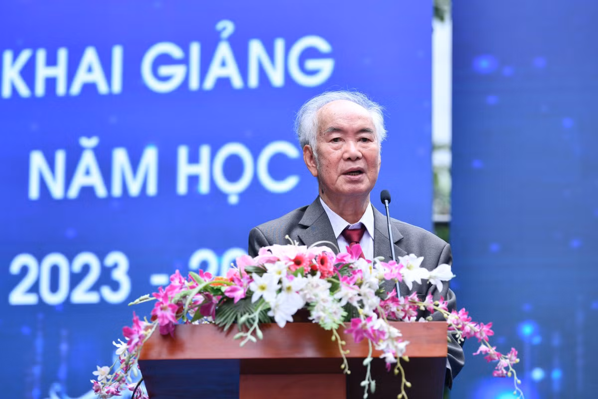 Tan sinh vien Dai hoc Phuong Dong hao hung trong le khai giang