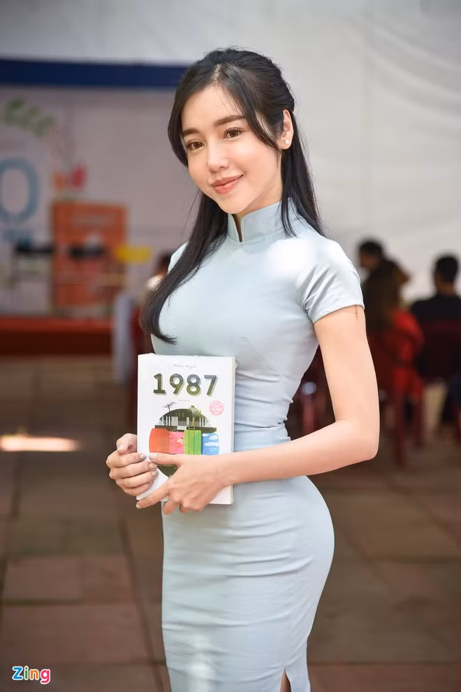 Ngoài việc công bố sẽ lấn sân sang con đường âm nhạc, thời gian gần đây, Elly Trần cũng khá chăm làm clip Youtube. Nội dung trong channel của hot mom này đa phần ăn theo trend trên MXH.