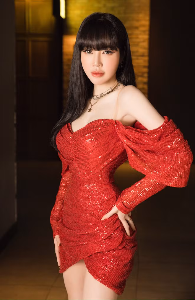Tất cả nghi vấn của dân mạng sẽ được giải thích qua thời gian và gần nhất đó là ngày 4/10 khi sản phẩm âm nhạc đầu tiên của Elly Trần chính thức lên sóng.