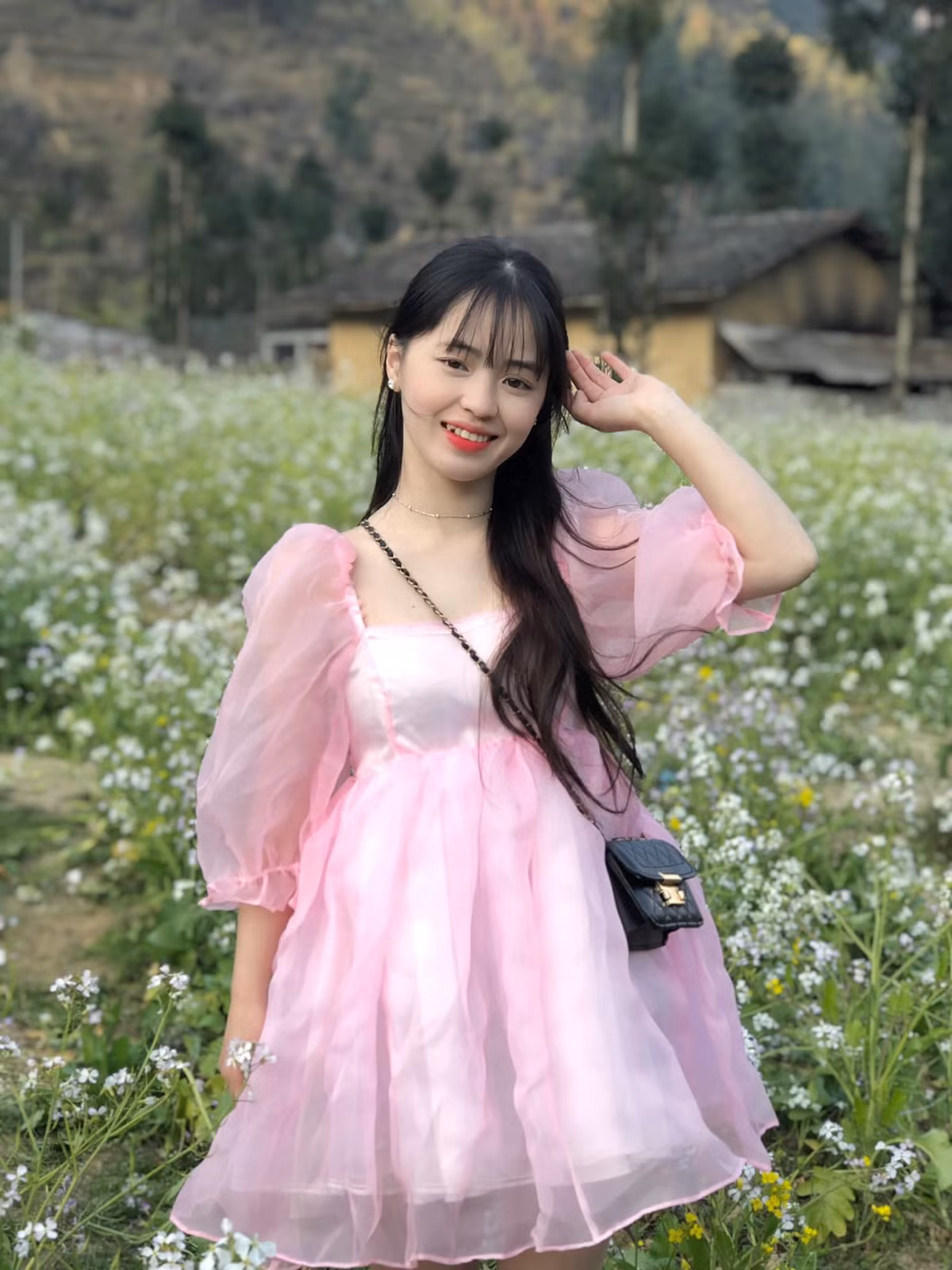 Phong cách hàng ngày của Vàng Thị Sinh cũng thay đổi, biến hóa linh hoạt.