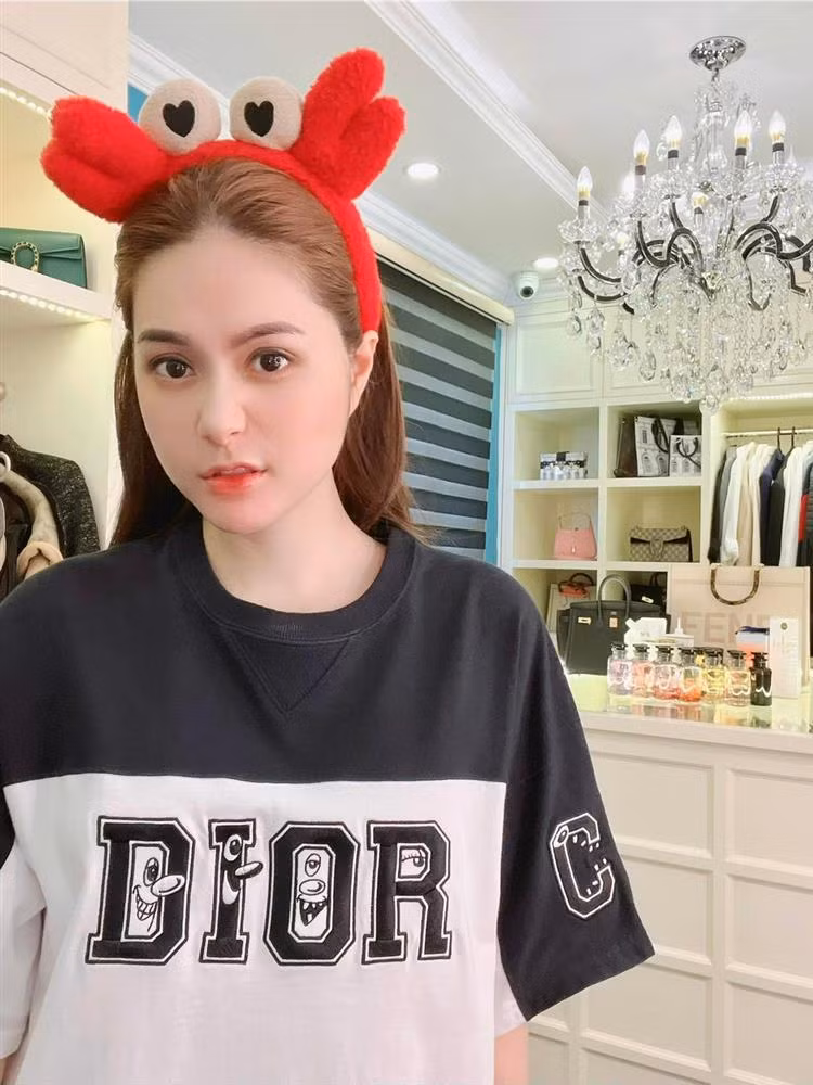 Nếu là fans ruột, chắc hẳn sẽ được nghe Đoàn Di Băng hát các ca khúc như Chạm Vào Quá Khứ, Gọi Tên Anh Trong Đêm, Nhắm Mắt Em Thấy Anh,...