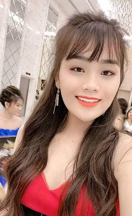Từ một cô gái không ai biết đến, Ngân Thảo đã có một màn “lột xác” ngoạn mục, trở nên xinh đẹp, được nhiều người yêu mến.