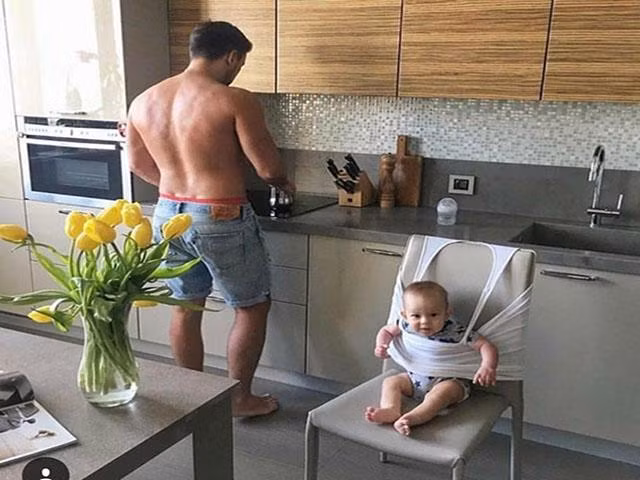 Dán băng dính để trẻ đỡ chạy lung tung quanh nhà là biện pháp nhiều ông bố lựa chọn khi được chị em giao nhiệm vụ trông con.