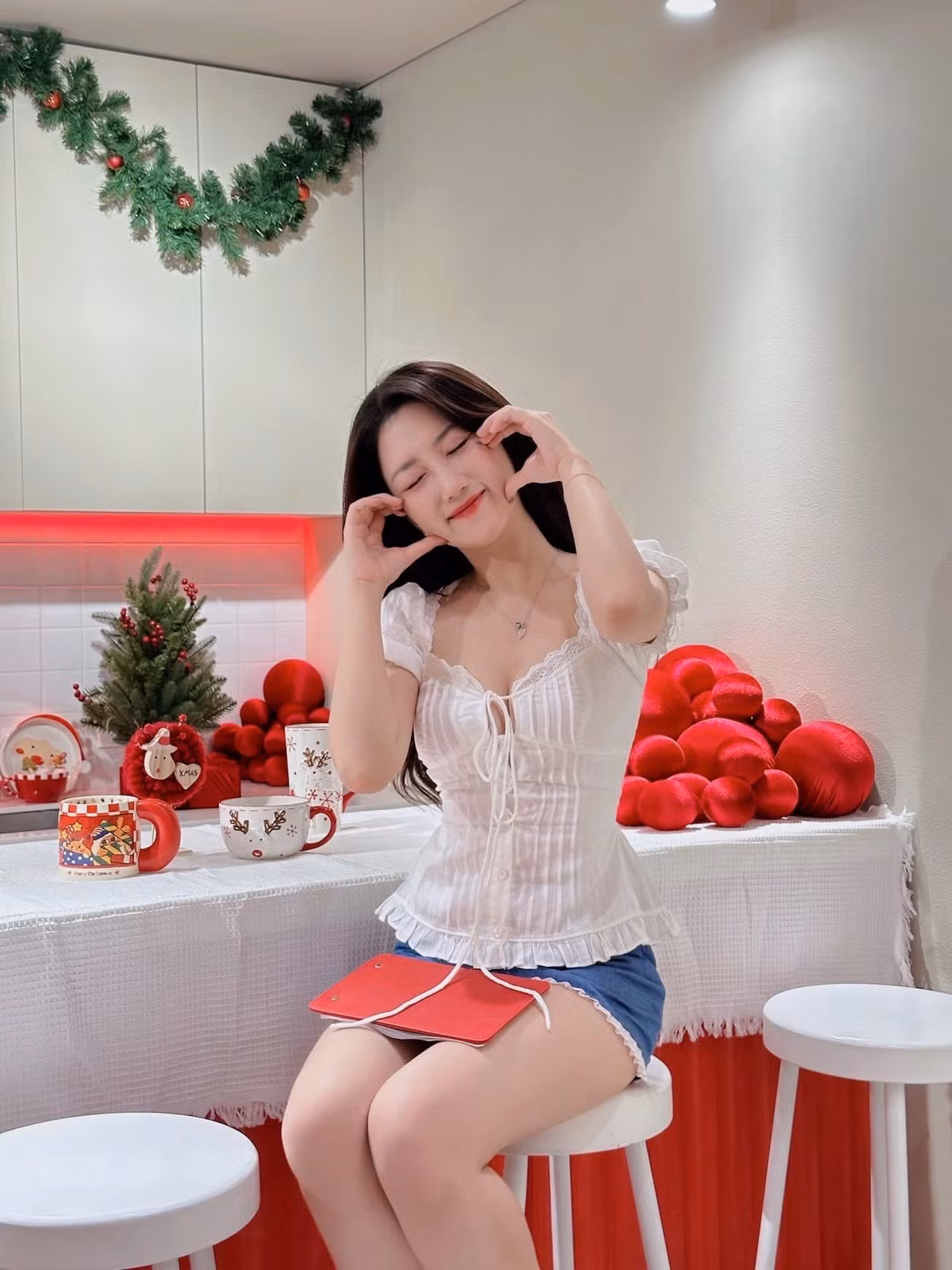 Hành động này của MC thêm một lần giúp cô ghi dấu ấn, không ngần ngại hòa mình vào những xu hướng mới, gần gũi và tạo ra một không khí sôi động trên sóng trực tuyến.