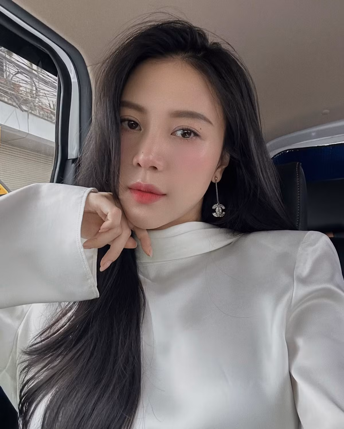 Nếu theo dõi trang cá nhân của Ngọc Châm, không ít người phải trầm trồ trước sắc vóc của bà mẹ 2 con. Sau sinh không lâu, người đẹp họ Vũ đã về dáng rất nhanh, thân hình thon thả, gương mặt vô cùng xinh đẹp.