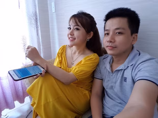 Đáng nói, cả hai còn có nhiều ánh mắt, cử chỉ thân thiết dành cho nhau khiến dân mạng nghi vấn nam YouTuber công khai người yêu.