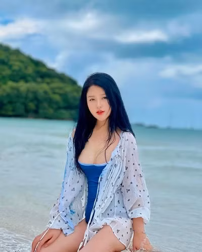 Trần Thanh Nga (sinh năm 1998) từng tốt nghiệp loại giỏi ngành Sư phạm Vật lý, trường Đại học Giáo dục, ĐH Quốc gia Hà Nội.