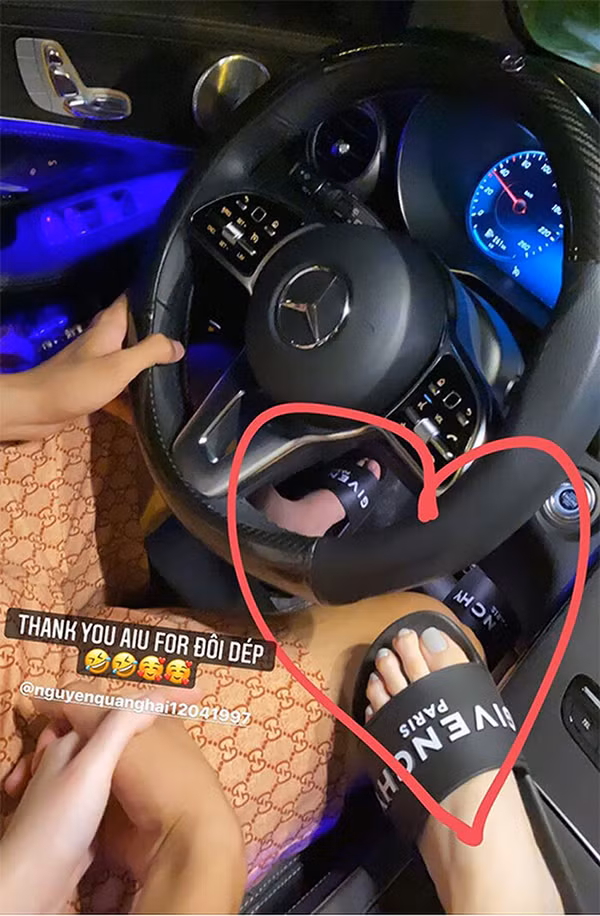 Trên trang Instagram, ngày 4/10, Huỳnh Anh khoe được Quang Hải tặng đôi dép lê hiệu Givenchy có giá vài triệu đồng do bạn trai tặng.