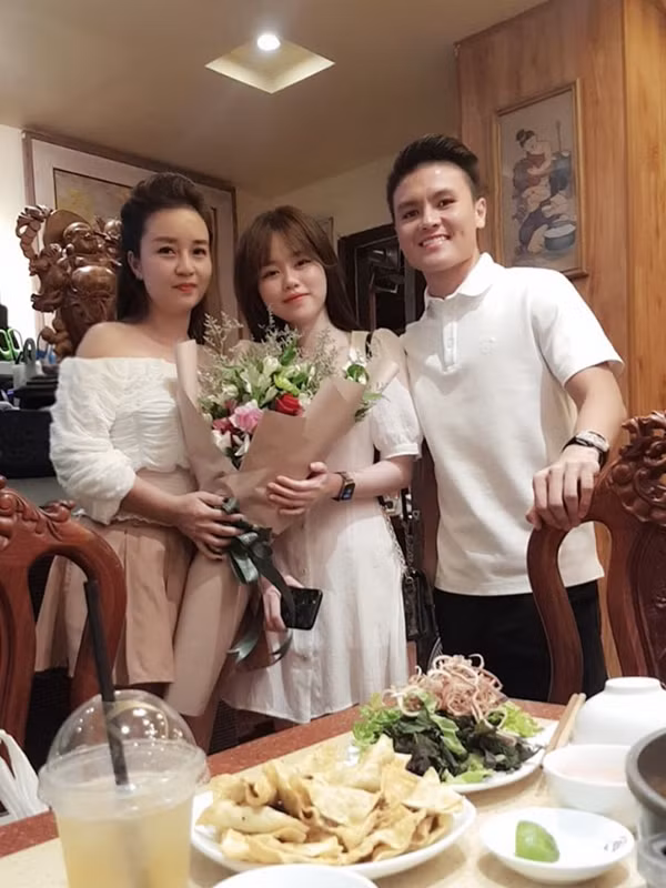 Thậm chí, Quang Hải còn dẫn Huỳnh Anh tới ra mắt với người mẹ nuôi thân thiết và có những bức ảnh chụp chung khá thân mật.