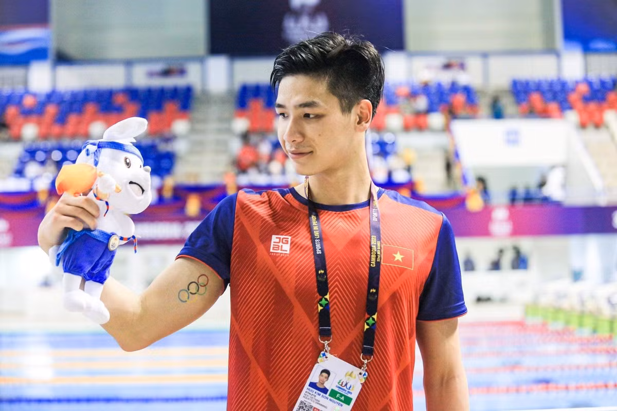 Tại Đại hội Thể thao Đông Nam Á - SEA Games năm 2017, khi mới 15 tuổi, Kim Sơn xuất sắc giành chiến thắng ở nội dung bơi 400m hỗn hợp dành cho nam với thành tích 4 phút 22 giây 12.