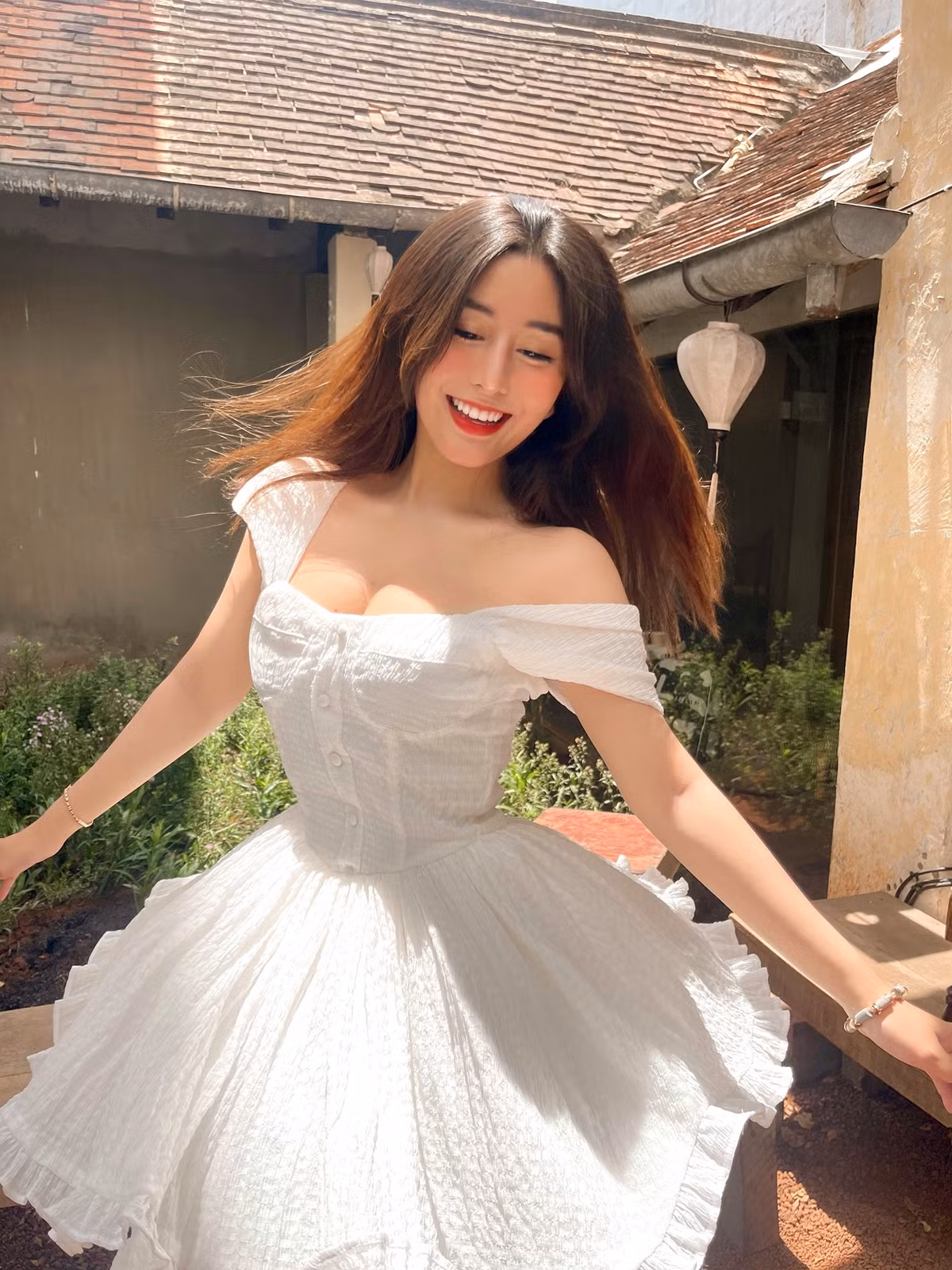 Ngọc Trân được các trang báo Trung Quốc và Hàn Quốc khen ngợi với danh xưng "Nữ sinh mặc áo dài đẹp nhất Việt Nam".