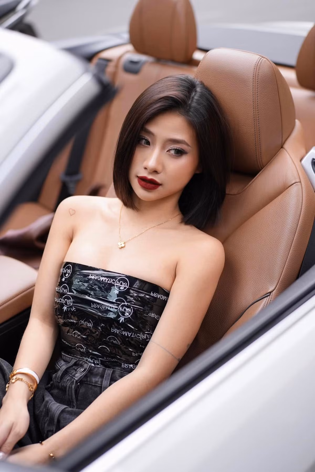 Xuất hiện trong những bức ảnh mới được đăng tải trên trang cá nhân, nàng TikToker diện đồ bó sát, cúp ngực khoe vóc dáng cực phẩm, nước da trắng cùng xương quai xanh gợi cảm.