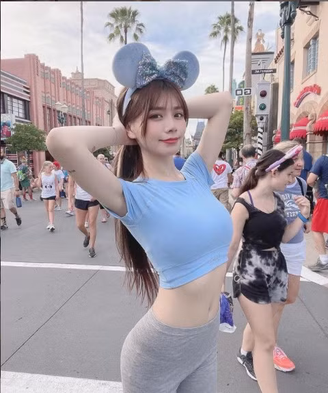 Đương nhiên, gái xinh có tên Qing Qing không nói thẳng số tiền mình kiếm được hàng tháng hay những công việc mình đang làm, thay vào đó cô chỉ khuyên mọi người rằng hãy học tập nhiều thứ nhất có thể.