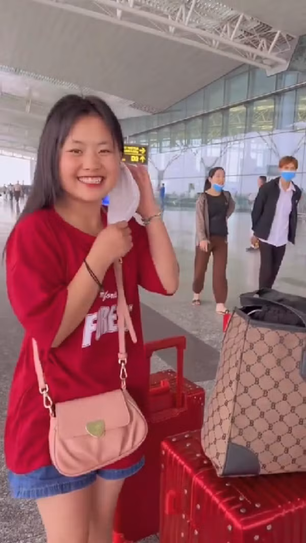 Mới đây, mạng xã hội lại xôn xao chia sẻ hình ảnh Mua Thị Dua tiếp tục được xuất ngoại. Theo đó, trên trang cá nhân của cô bé dân tộc có biệt danh Phúng Phính Hà Giang đăng tải đoạn clip cô bé cùng người hỗ trợ đi du lịch Thái Lan.