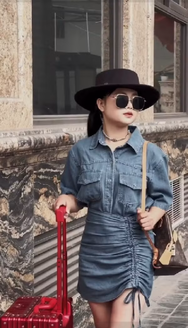 Nếu là người theo dõi Dua từ lâu có thể thấy, thời gian gần đây cô bé đã chăm chỉ giao tiếp hơn, mỗi khi thấy máy quay đến đều sẽ mở lời chào hỏi và giới thiệu về sự việc xung quanh.