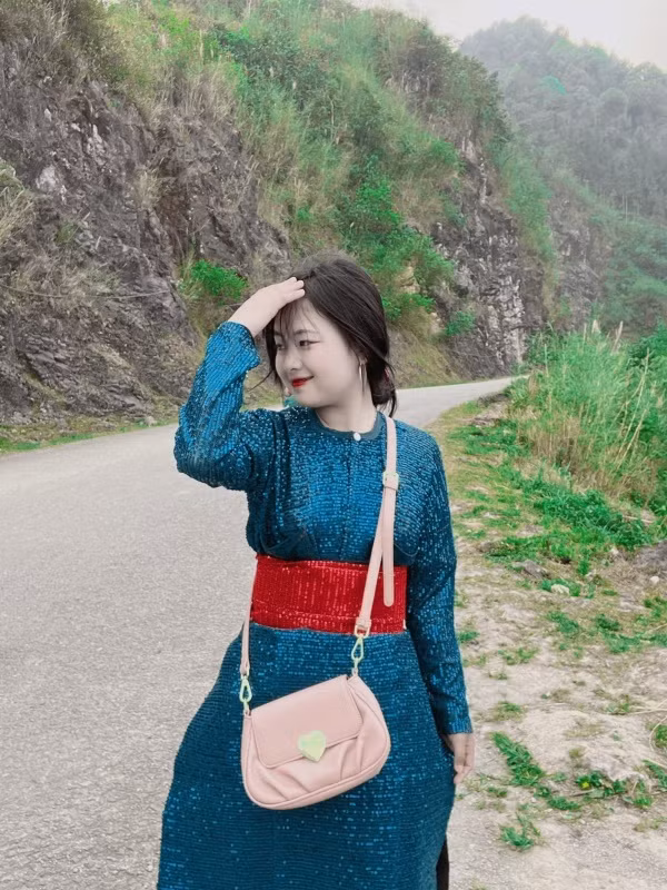 Từ một cô bé bán và cho thuê hoa ở dốc Thẩm Mã (Hà Giang), cuộc sống vô cùng khó khăn nay Phúng Phính Hà Giang (tên thật Mua Thị Dua) có sự thay đổi toàn diện về cách ăn mặc và khả năng giao tiếp khi làm việc nhờ có sự giúp đỡ của người hỗ trợ.