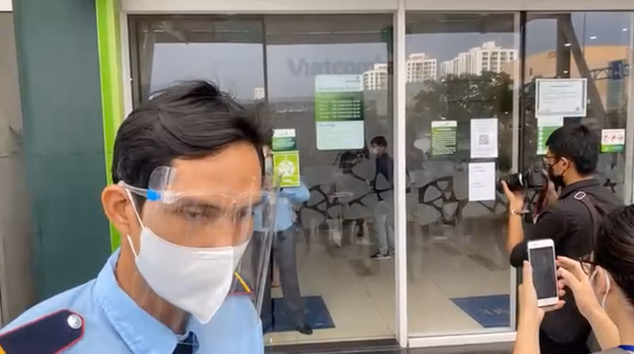 Ngoài lời khen, thậm chí còn có cả ý kiến đề nghị ngân hàng tăng lương cho chú bảo vệ khiến Công Vinh - Thủy Tiên phải tắt livestream.