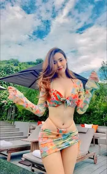 Trên trang cá nhân Facebook, hot girl Midu liên tục cập nhật hình ảnh về chuyến đi khiến dân tình thích thú.