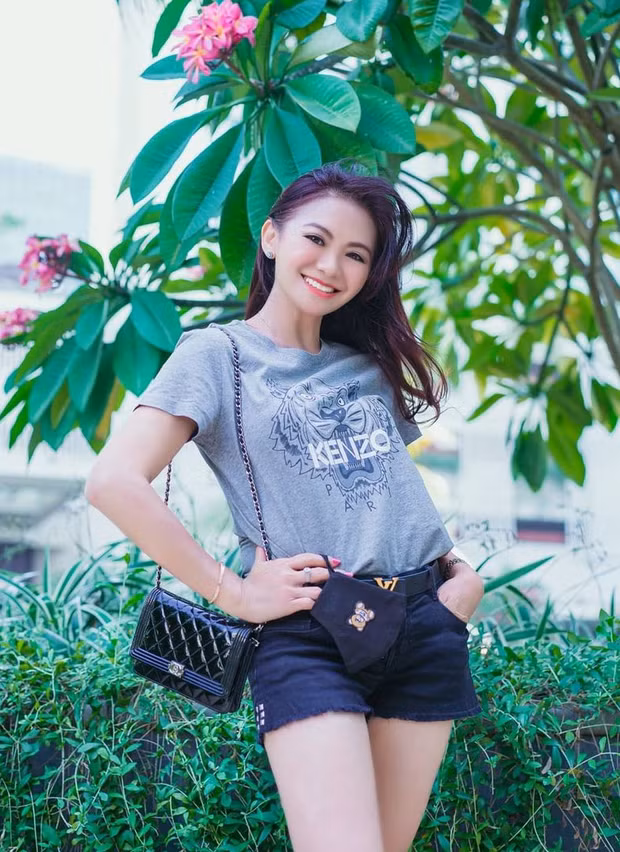 Phải thừa nhận rằng, phụ nữ chẳng sợ gì, chỉ sợ già nên họ làm đủ mọi cách để níu kéo lại thanh xuân. Tuy nhiên, có rất ít người thành công trong công bởi nhan sắc hack tuổi, một trong số đó chính cô Puspa Dewi đến từ Indonesia.