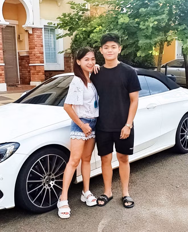 Không chỉ xinh đẹp, cô Puspa còn sở hữu phong cách ăn mặc rất trẻ trung