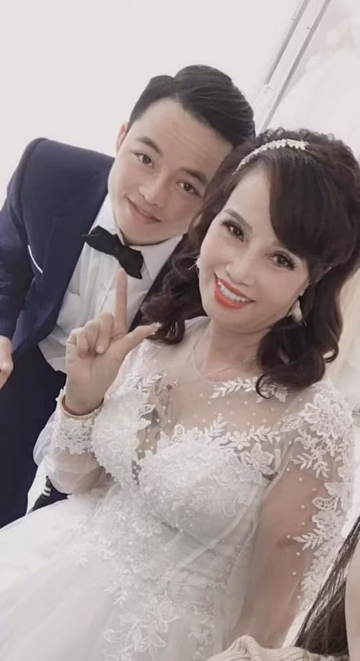 Điển hình như mới đây, vợ chồng cô dâu 62 tuổi này tiếp tục gây chú ý khi show thêm loạt hình ảnh mới nhất.