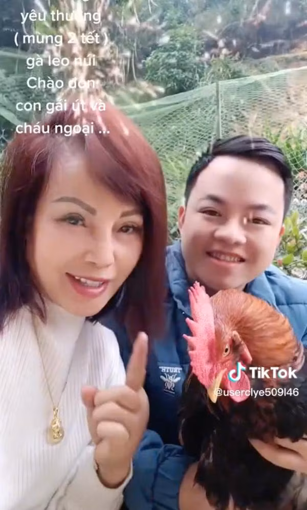 Khoảnh khắc ghi lại, cô dâu Thu Sao và ông xã kém tuổi đã có một cái Tết vô cùng ấm cúng khi các con, các cháu của chị Sao trở về Cao Bằng, quây quần bên mẹ và dượng.