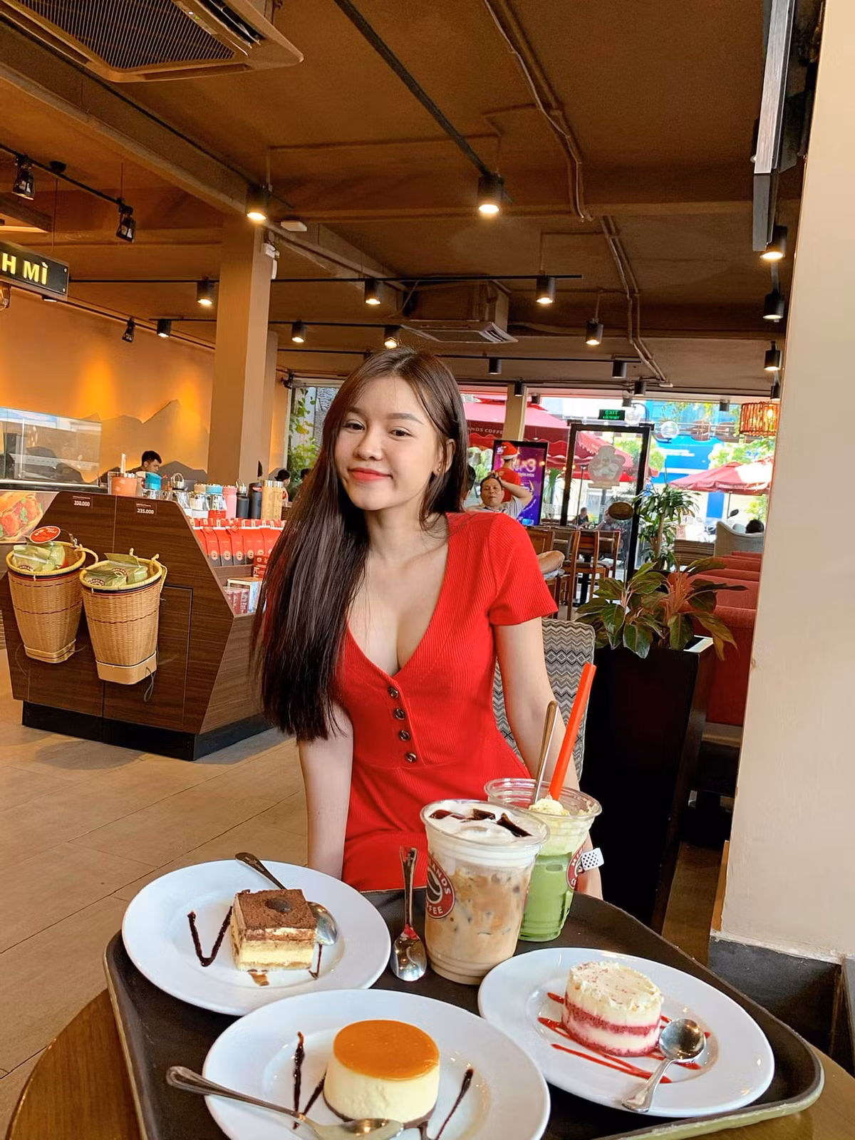 Còn nhớ khi bị cách ly ở Thái Lan, Yến Xuân đã biến những dụng cụ có ngay trong phòng khách sạn trở thành bài tập. Chính bởi vậy, cô nàng luôn giữ được body ai ngắm cũng phải mê.