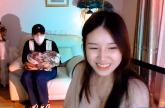 Được biết, Yogurt Ng là bóng hồng trẻ tuổi trong cộng đồng streamer Việt. Cách đây ít ngày, cô nàng sinh năm 2000 đã khiến cộng đồng mạng xôn xao khi "cả gan" thách thức "ông hoàng án phạt" Zeros đến nhà mình và cùng xuất hiện trên sóng livestream.