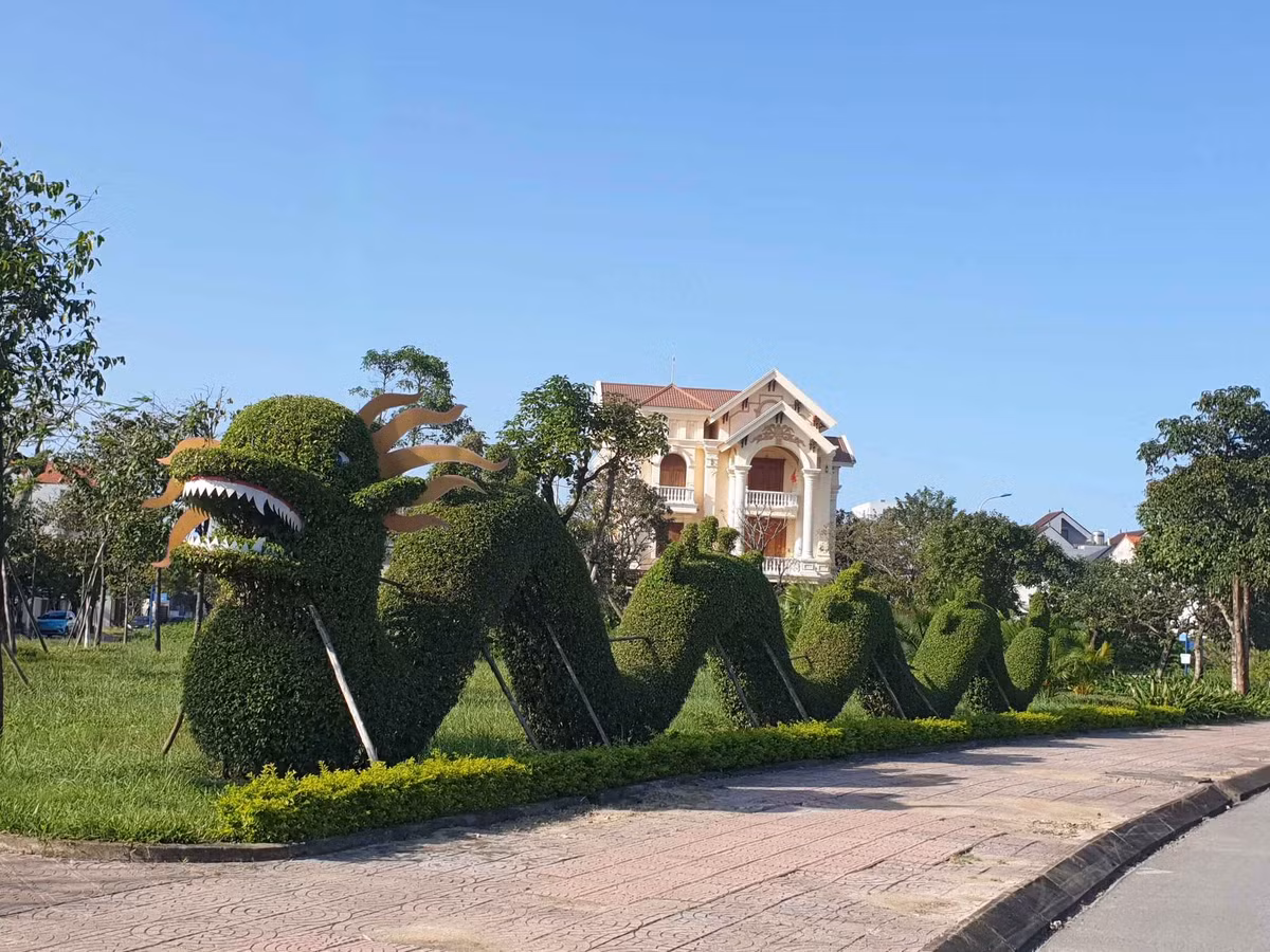 Tại Công viên Bắc Lê Lợi, phường Đồng Hải và Công viên Nam Trần Hưng Đạo, phường Nam Lý, thành phố Đồng Hới mỗi nơi cũng có 2 linh vật rồng Tết Giáp Thìn được tạo dáng từ cây sanh.