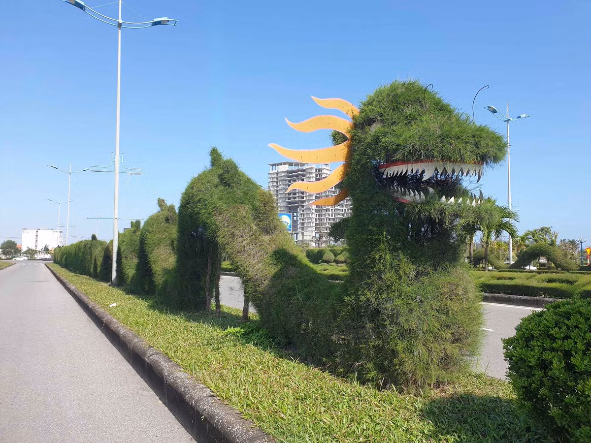 Một số người khác đánh giá những mô hình rồng chuẩn bị cho Tết Giáp Thìn này chưa đẹp, còn ngô nghê.