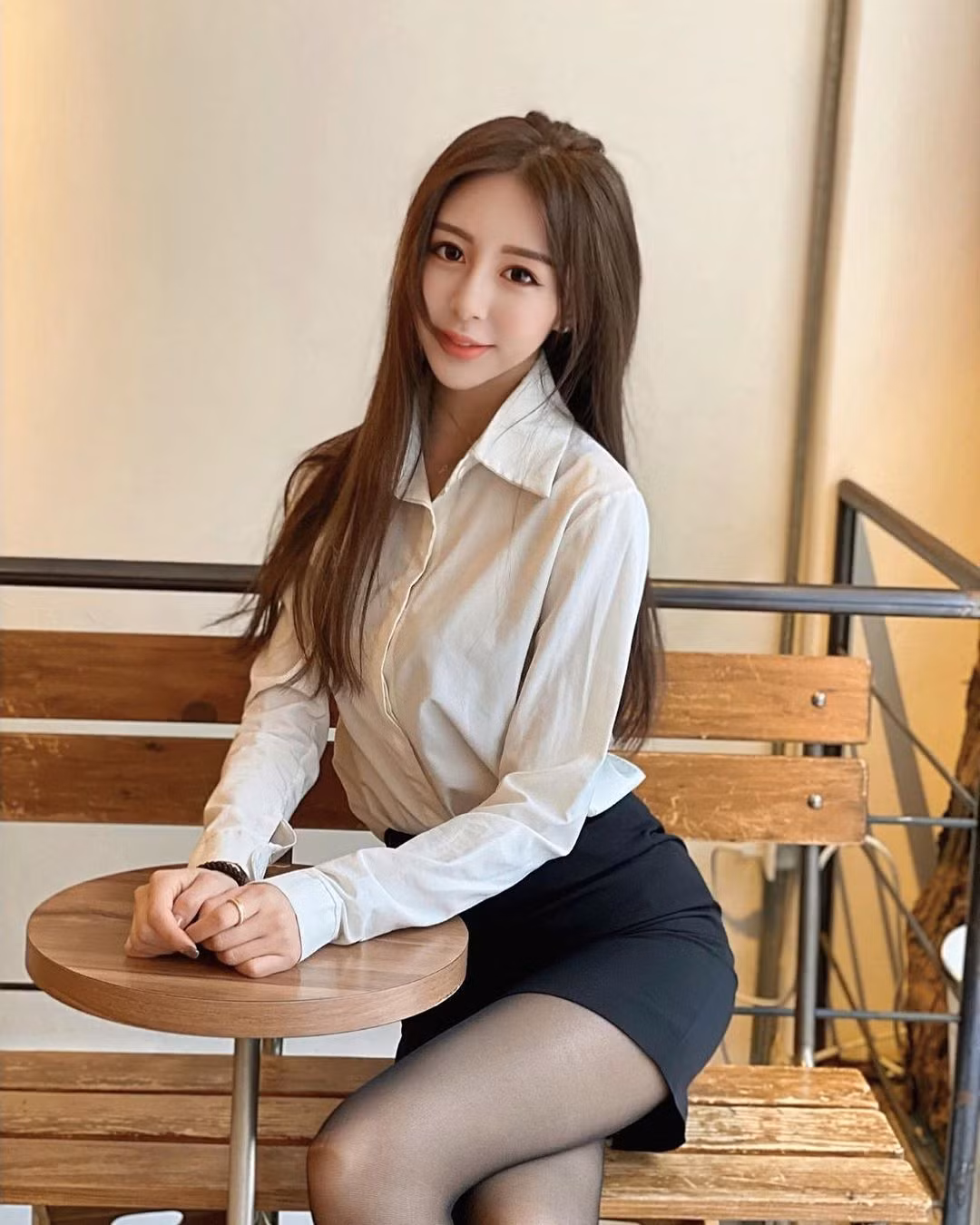 Không chỉ nổi tiếng với gương mặt khả ái, Cao Ngọc Văn còn có phong cách thời trang ấn tượng có phần táo bạo, nhất là khi nhiều người đã quen với hình ảnh mặc đồng phục của cô.