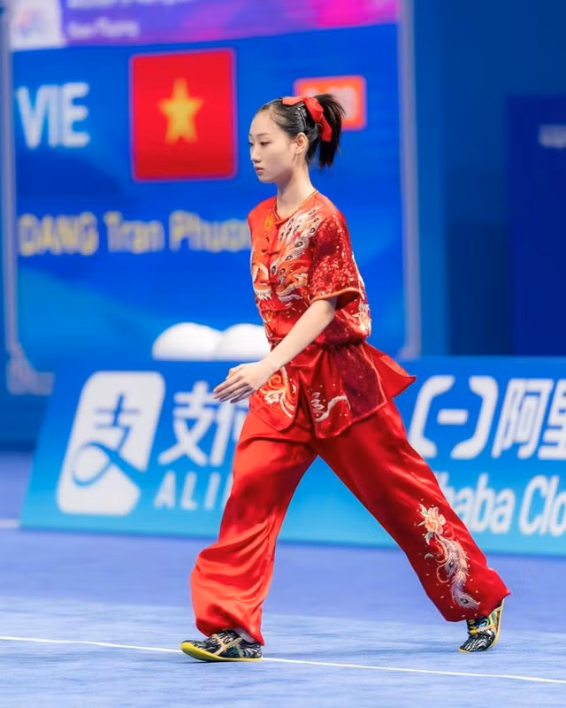 Đặng Trần Phương Nhi sinh năm 2004 là cái tên còn khá xa lạ với người hâm mộ thể thao Việt Nam do cô không tham dự SEA Games 32 và cũng không có thành tích tại ASIAD.