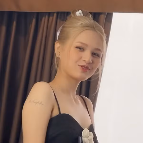 Xem hình ảnh Xoài Non chuẩn bị dự đám cưới, cư dân mạng cũng ngất ngây trước vẻ đẹp của cô nàng. Gương mặt của hotgirl 2k2 đẹp tự nhiên với đường nét hài hòa.