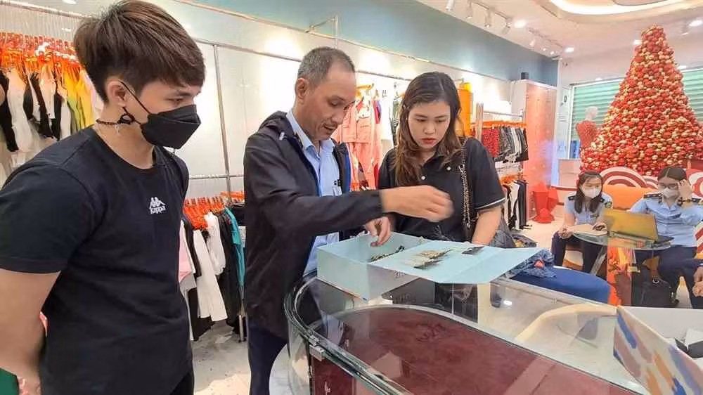 Lực lượng chức năng phát hiện cửa hàng có rất nhiều quần áo, hoa tai, phụ kiện túi xách... gắn mác của các nhãn hiệu nổi tiếng như Fendi, Chanel, Dior...