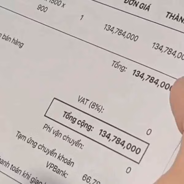 Cụ thể, mới đây, ca nương Kiều Anh đã đăng tải một clip ghi lại toàn bộ khoản chi của gia đình. Cô nàng xinh đẹp đã chi 400 triệu đồng/ngày để sắm sửa, tân trang đồ đạc, quần áo cho bản thân và nhà cửa.