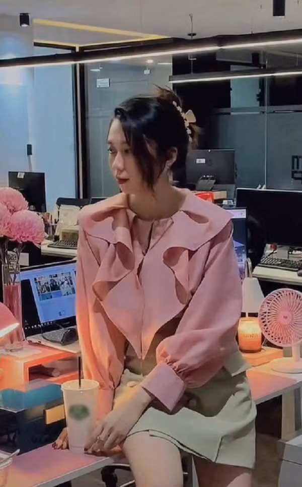 Mới đây, những hình ảnh về trang phục của nữ nhân viên văn phòng gây sốt mạng xã hội và có lượt tương tác lớn.