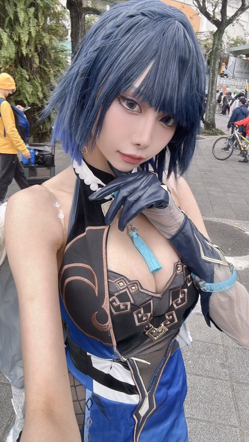 Sau khi phân đoạn “hở bạo” của nữ coser này trở nên viral, nhiều game thủ đã “đổ xô” đi săn lùng danh tính của cô nàng.
